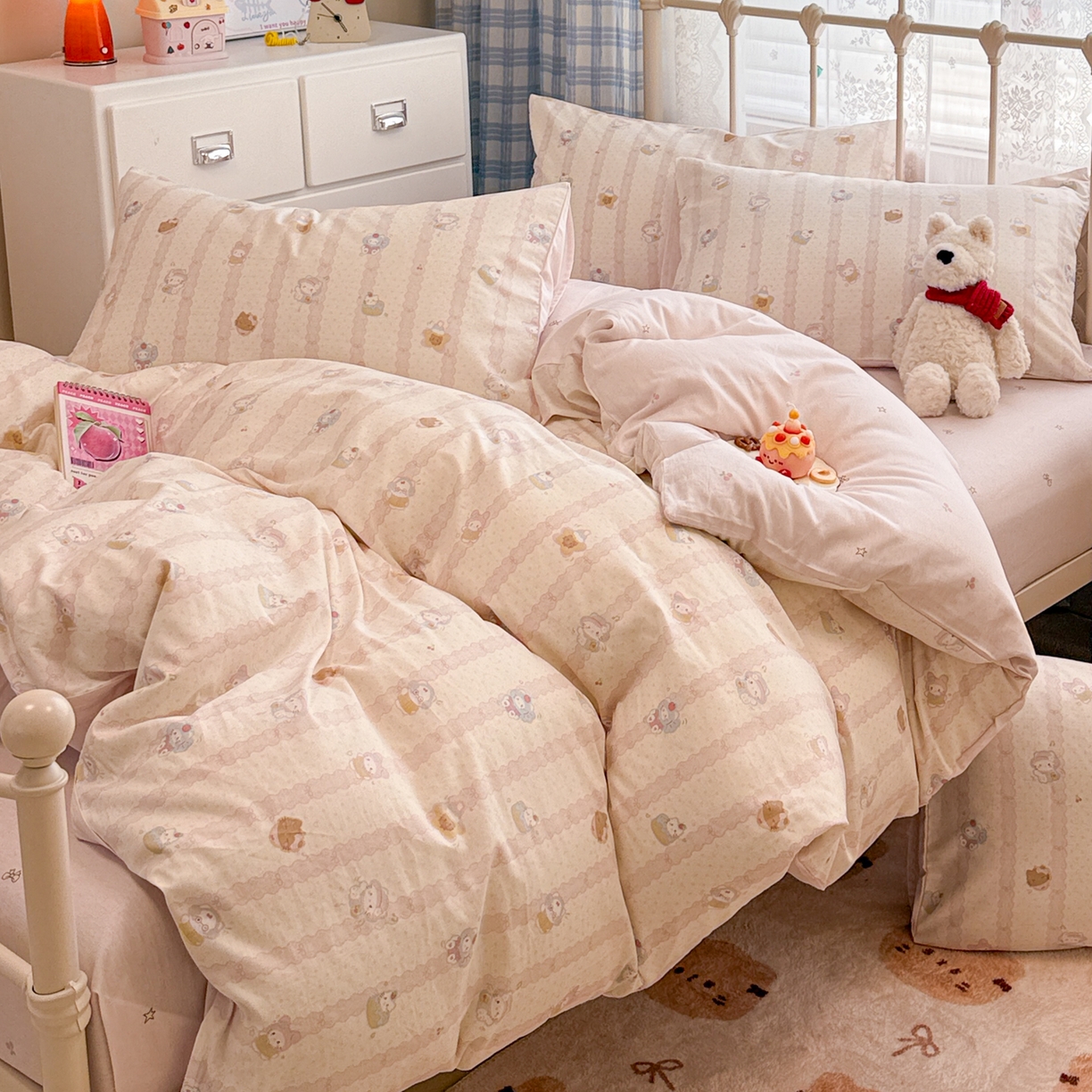 91家纺网 家纺一手货源 找家纺 简宜家居（朝初家纺） 2025新款12868全棉兔与花笺系列四件套 粉条喵团