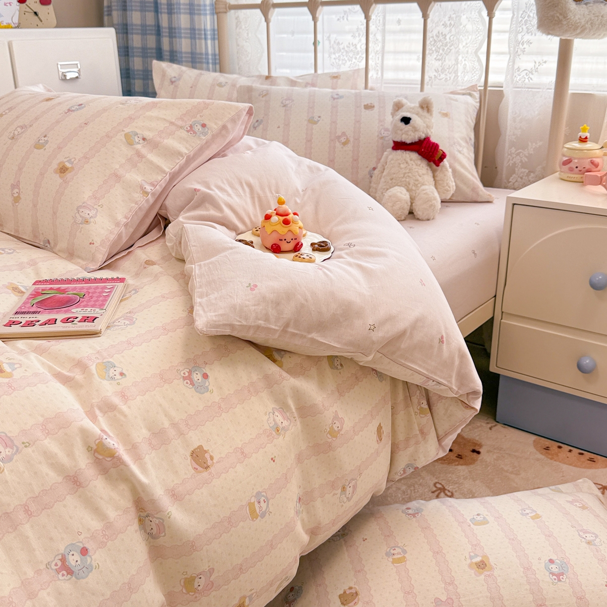 91家纺网 家纺一手货源 找家纺 简宜家居（朝初家纺） 2025新款12868全棉兔与花笺系列四件套 粉条喵团