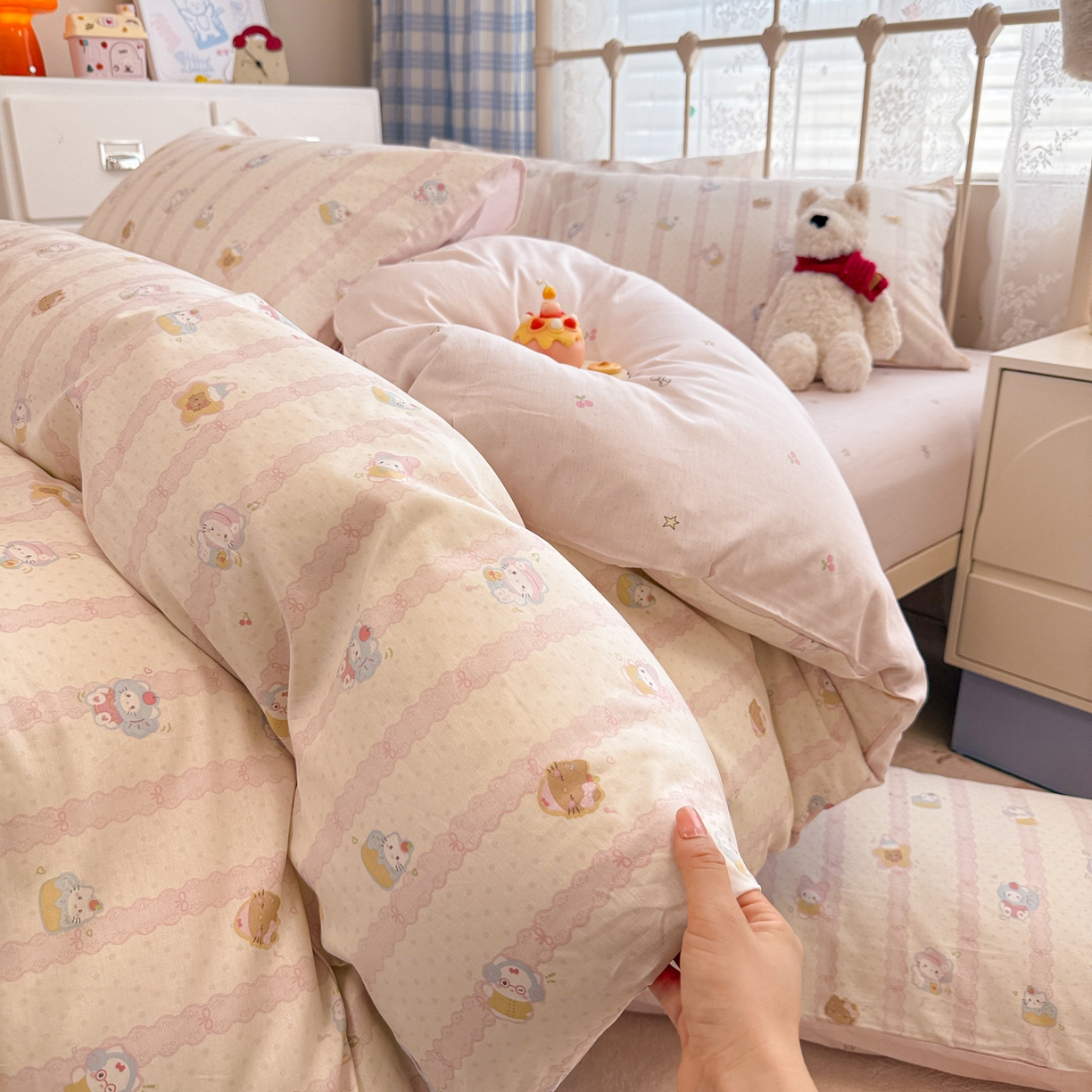 91家纺网 家纺一手货源 找家纺 简宜家居（朝初家纺） 2025新款12868全棉兔与花笺系列四件套 粉条喵团