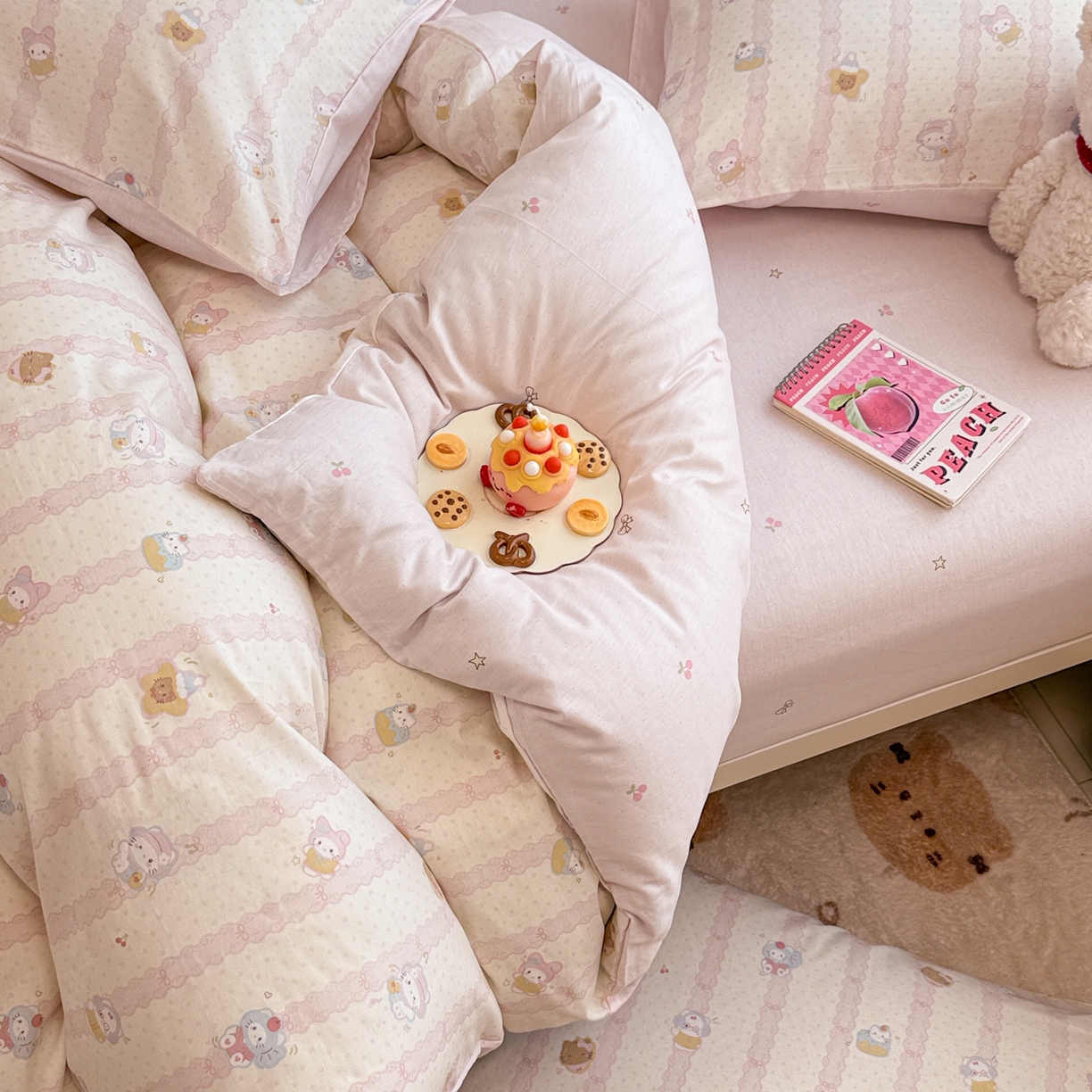 91家纺网 家纺一手货源 找家纺 简宜家居（朝初家纺） 2025新款12868全棉兔与花笺系列四件套 粉条喵团