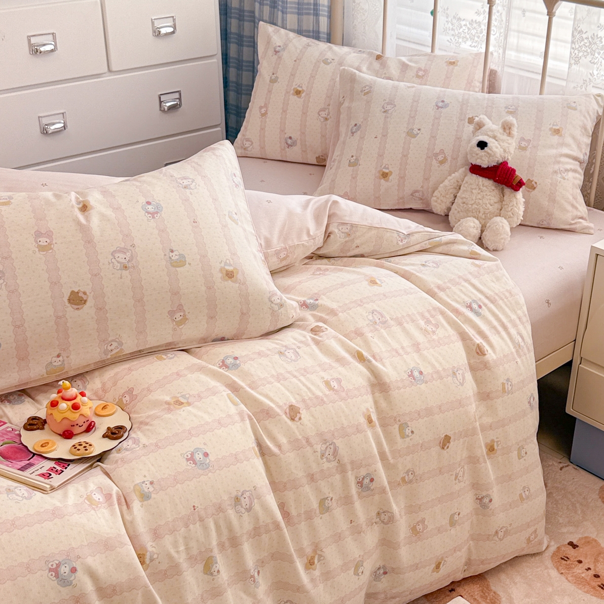 91家纺网 家纺一手货源 找家纺 简宜家居（朝初家纺） 2025新款12868全棉兔与花笺系列四件套 粉条喵团