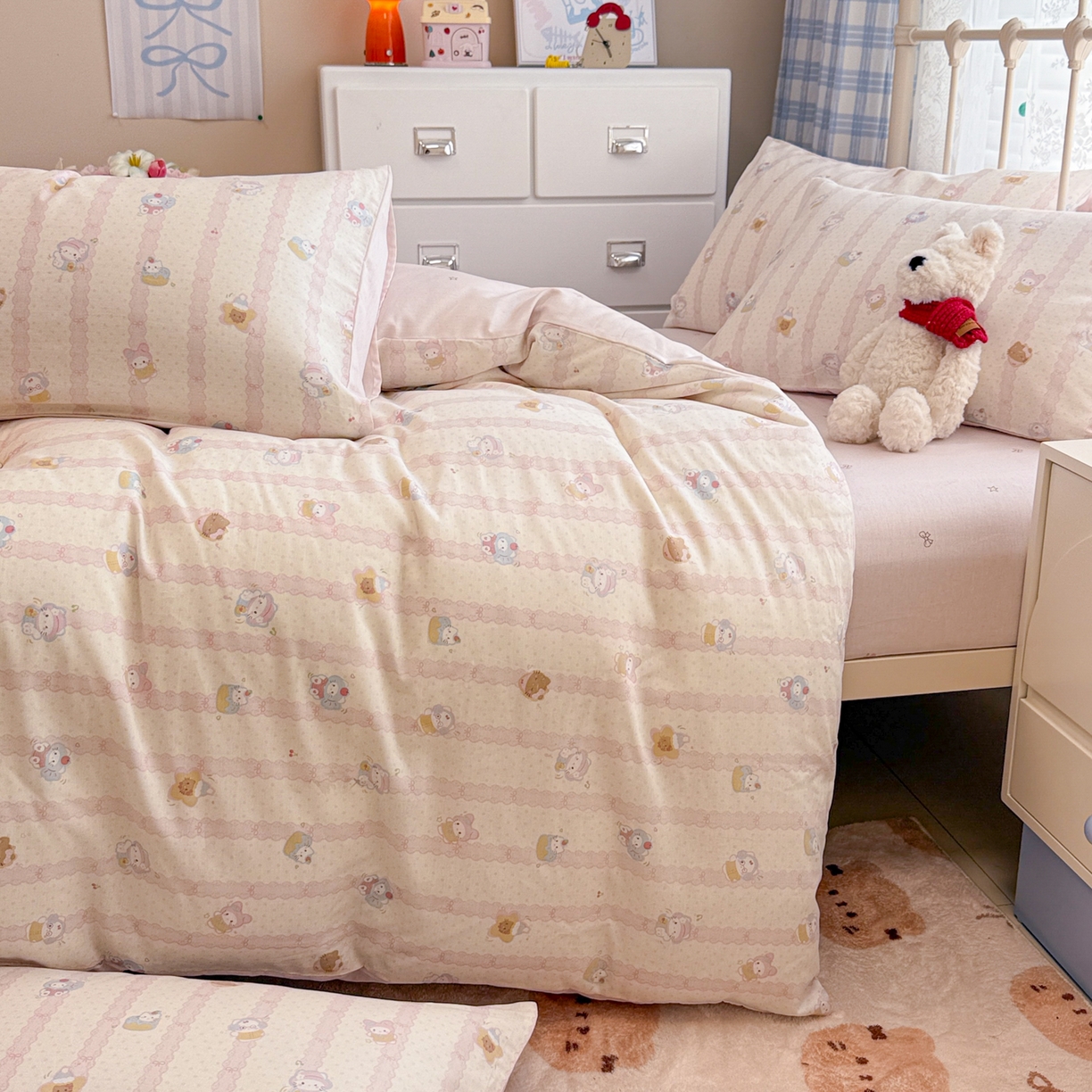 91家纺网 家纺一手货源 找家纺 简宜家居（朝初家纺） 2025新款12868全棉兔与花笺系列四件套 粉条喵团