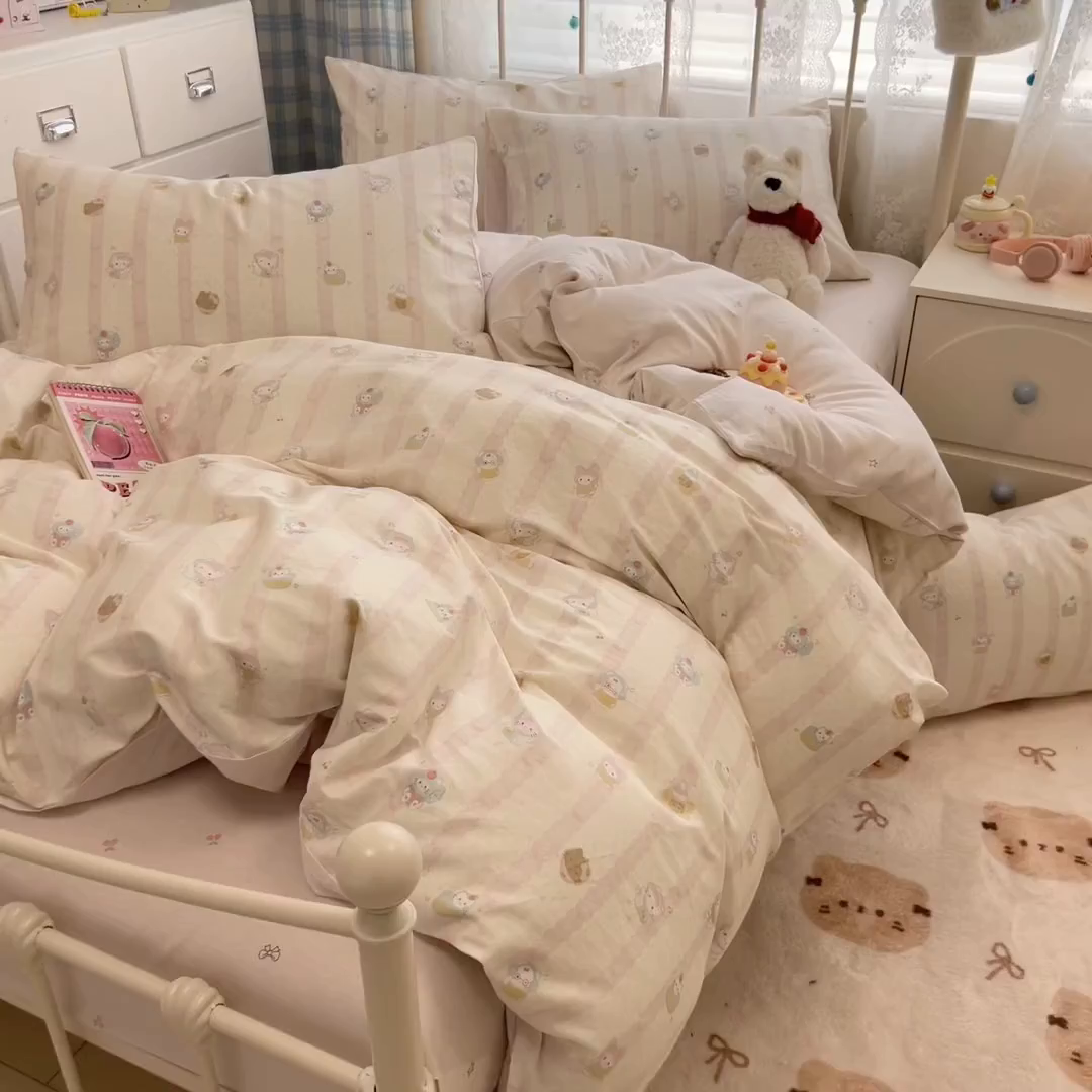 91家纺网 家纺一手货源 找家纺 简宜家居（朝初家纺） 2025新款12868全棉兔与花笺系列四件套 粉条喵团