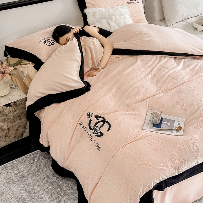 91家纺网 家纺一手货源 找家纺 （总）女子家纺 2025新款雕花牛奶绒绣花四件套