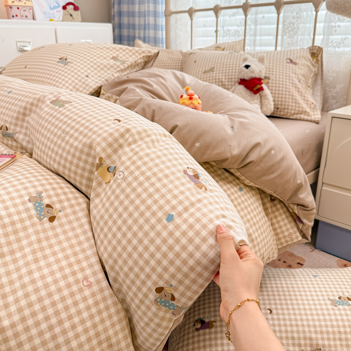 91家纺网 家纺一手货源 找家纺 简宜家居（朝初家纺） 2025新款12868全棉兔与花笺系列四件套 格纹宠物