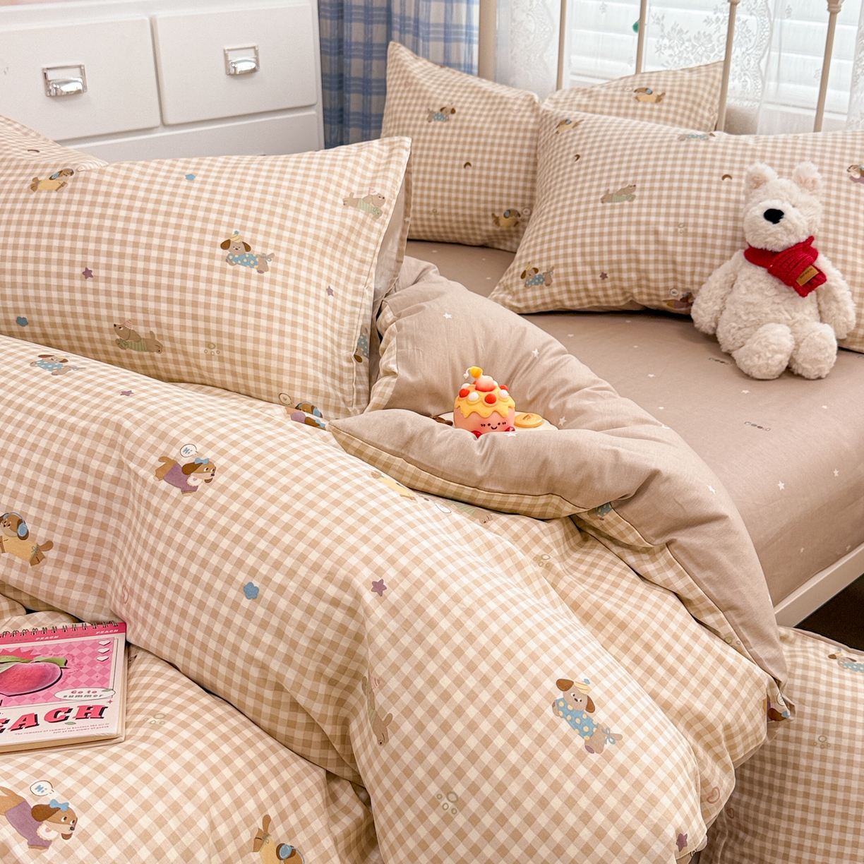 91家纺网 家纺一手货源 找家纺 简宜家居（朝初家纺） 2025新款12868全棉兔与花笺系列四件套 格纹宠物