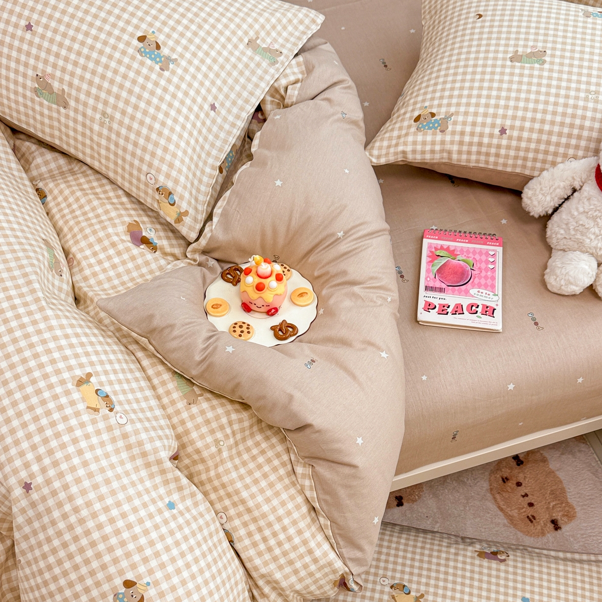 91家纺网 家纺一手货源 找家纺 简宜家居（朝初家纺） 2025新款12868全棉兔与花笺系列四件套 格纹宠物