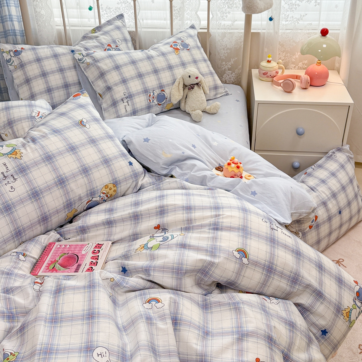 91家纺网 家纺一手货源 找家纺 简宜家居（朝初家纺） 2025新款12868全棉兔与花笺系列四件套 火箭星空