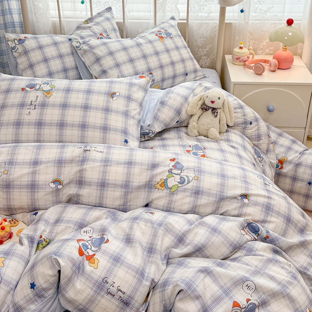 91家纺网 家纺一手货源 找家纺 简宜家居（朝初家纺） 2025新款12868全棉兔与花笺系列四件套 火箭星空