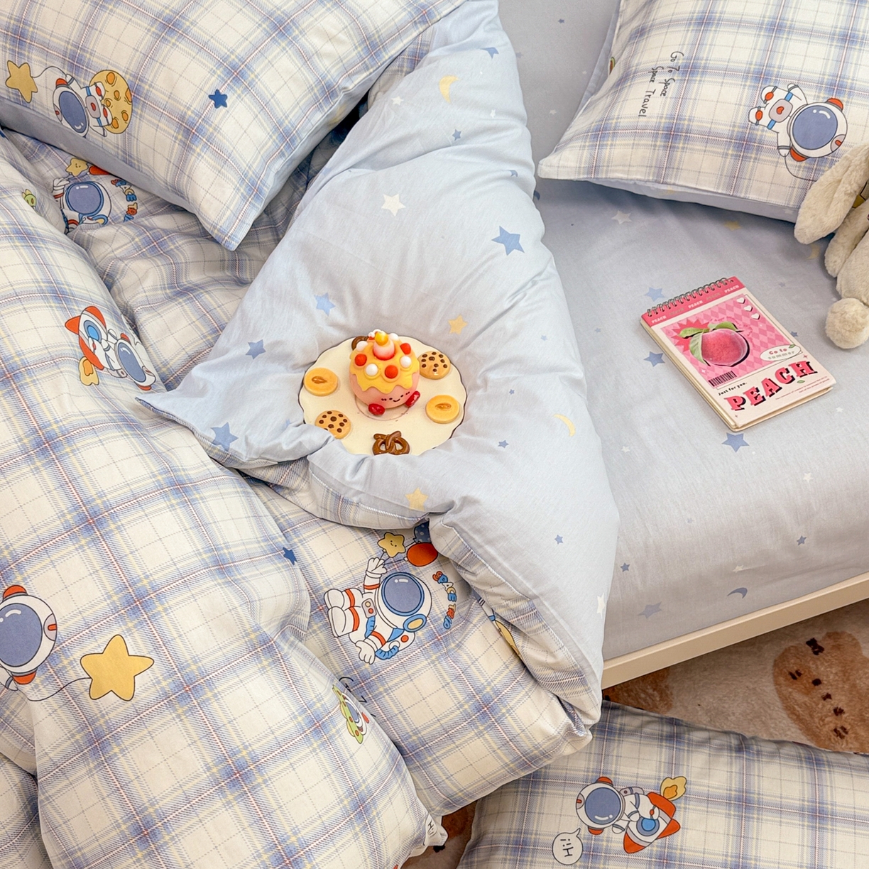 91家纺网 家纺一手货源 找家纺 简宜家居（朝初家纺） 2025新款12868全棉兔与花笺系列四件套 火箭星空