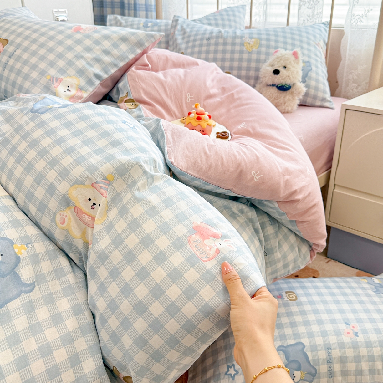 91家纺网 家纺一手货源 找家纺 简宜家居（朝初家纺） 2025新款12868全棉兔与花笺系列四件套 蓝格欢乐