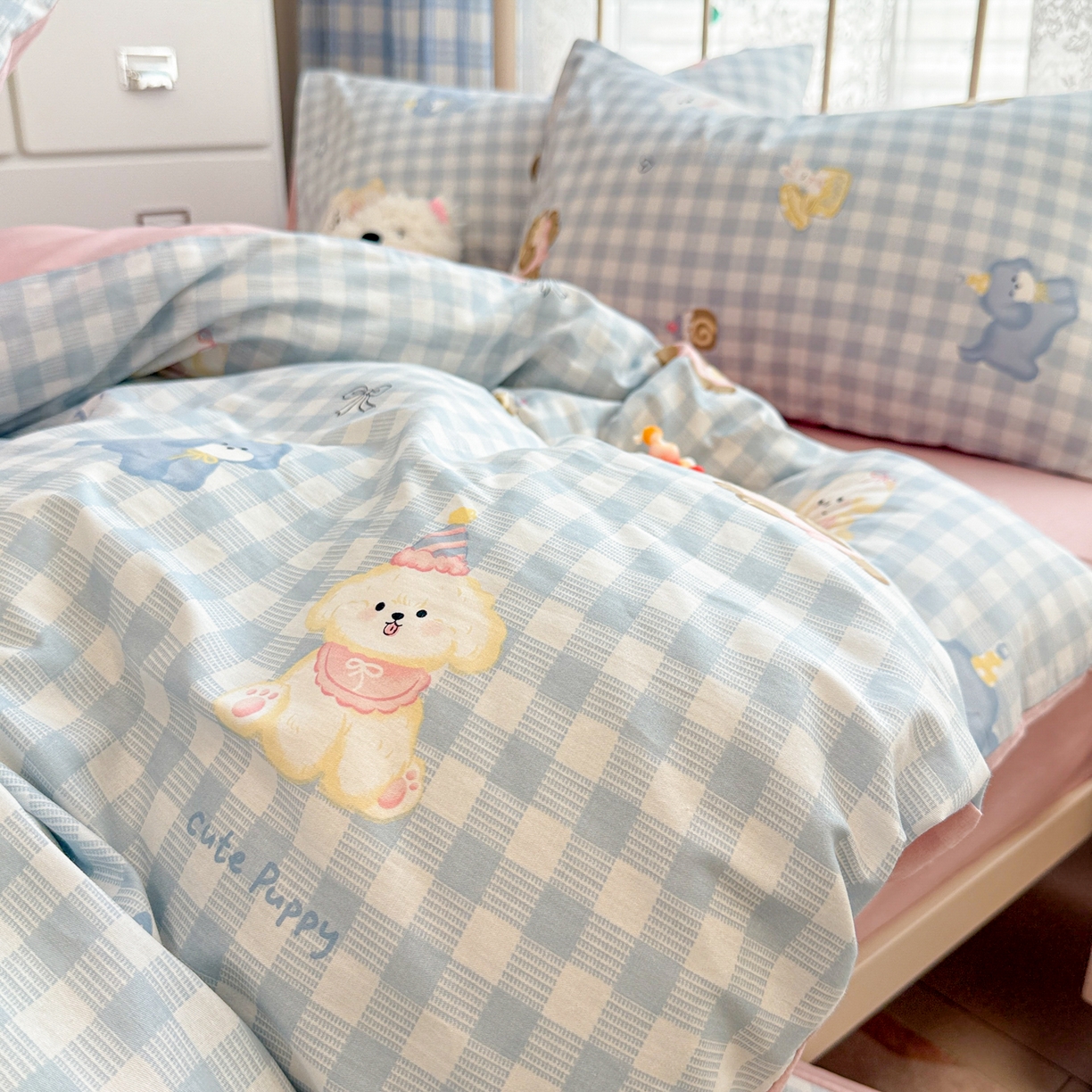 91家纺网 家纺一手货源 找家纺 简宜家居（朝初家纺） 2025新款12868全棉兔与花笺系列四件套 蓝格欢乐