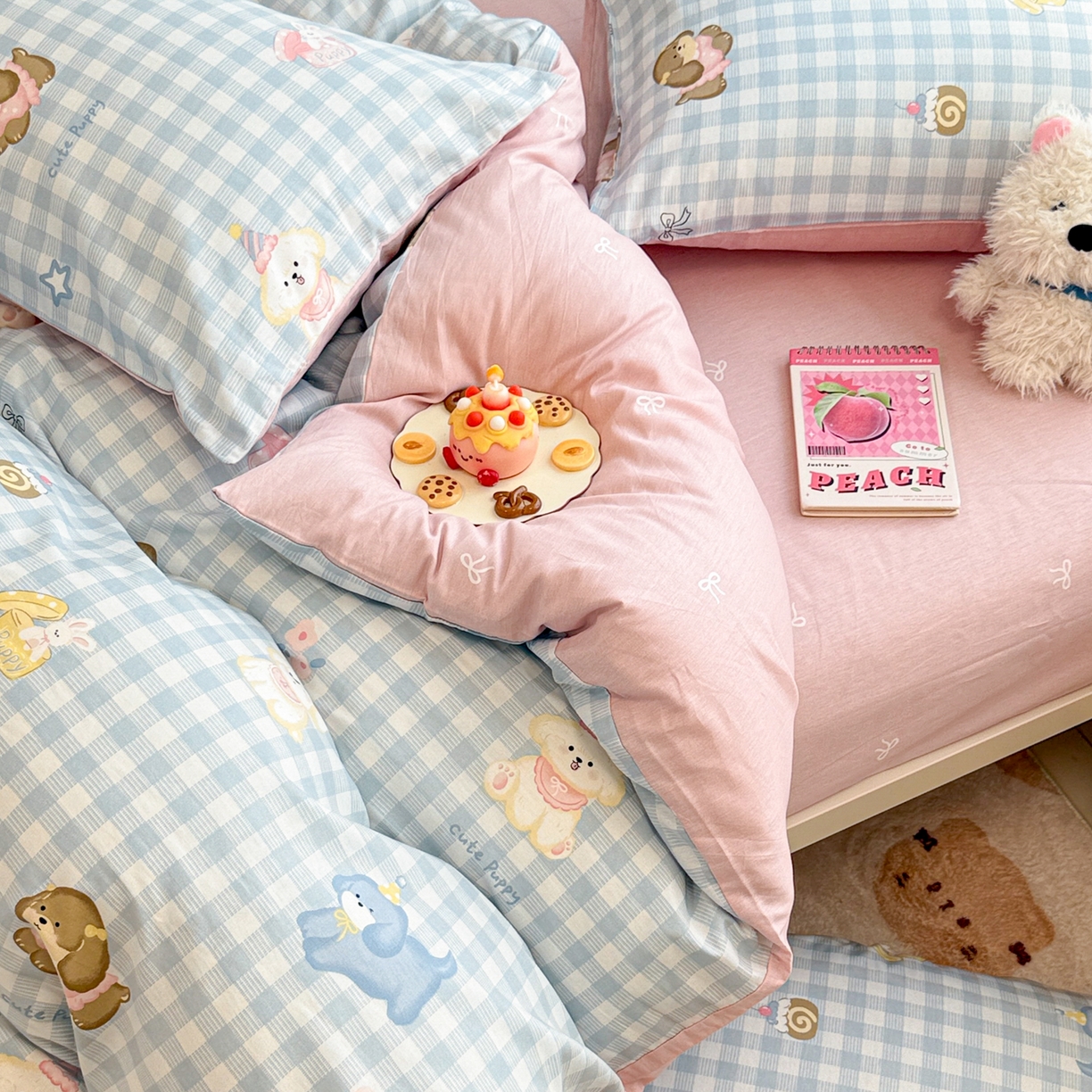 91家纺网 家纺一手货源 找家纺 简宜家居（朝初家纺） 2025新款12868全棉兔与花笺系列四件套 蓝格欢乐