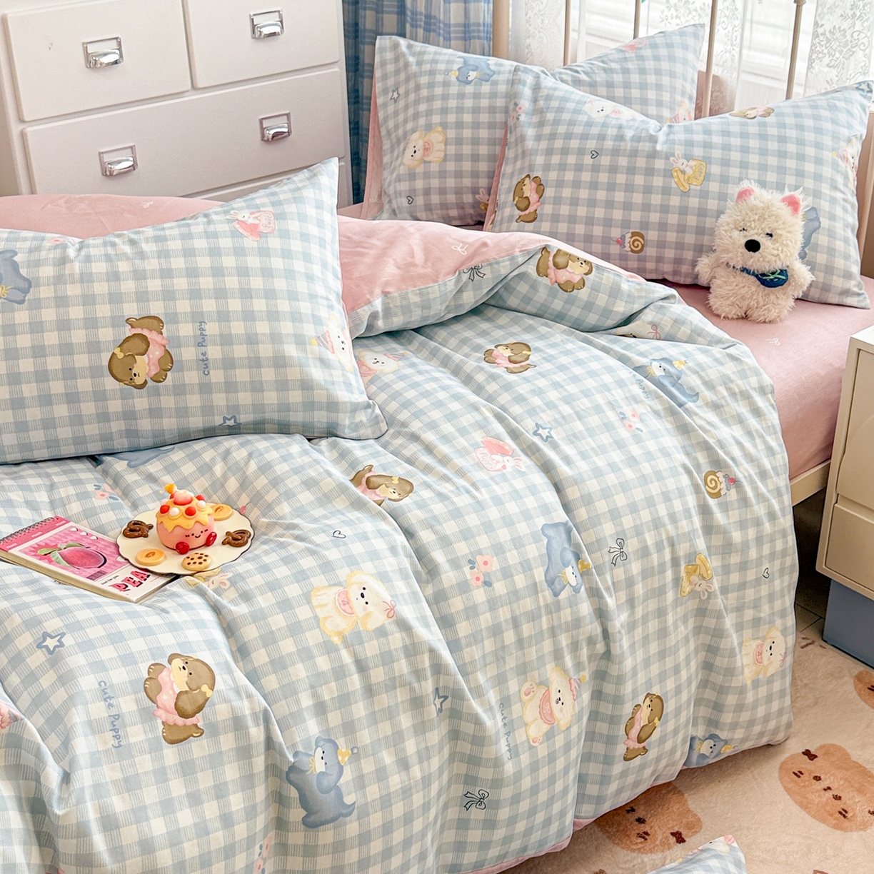 91家纺网 家纺一手货源 找家纺 简宜家居（朝初家纺） 2025新款12868全棉兔与花笺系列四件套 蓝格欢乐