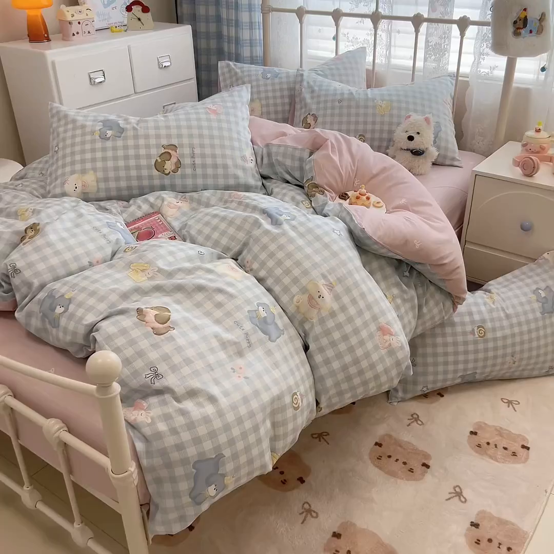 91家纺网 家纺一手货源 找家纺 简宜家居（朝初家纺） 2025新款12868全棉兔与花笺系列四件套 蓝格欢乐