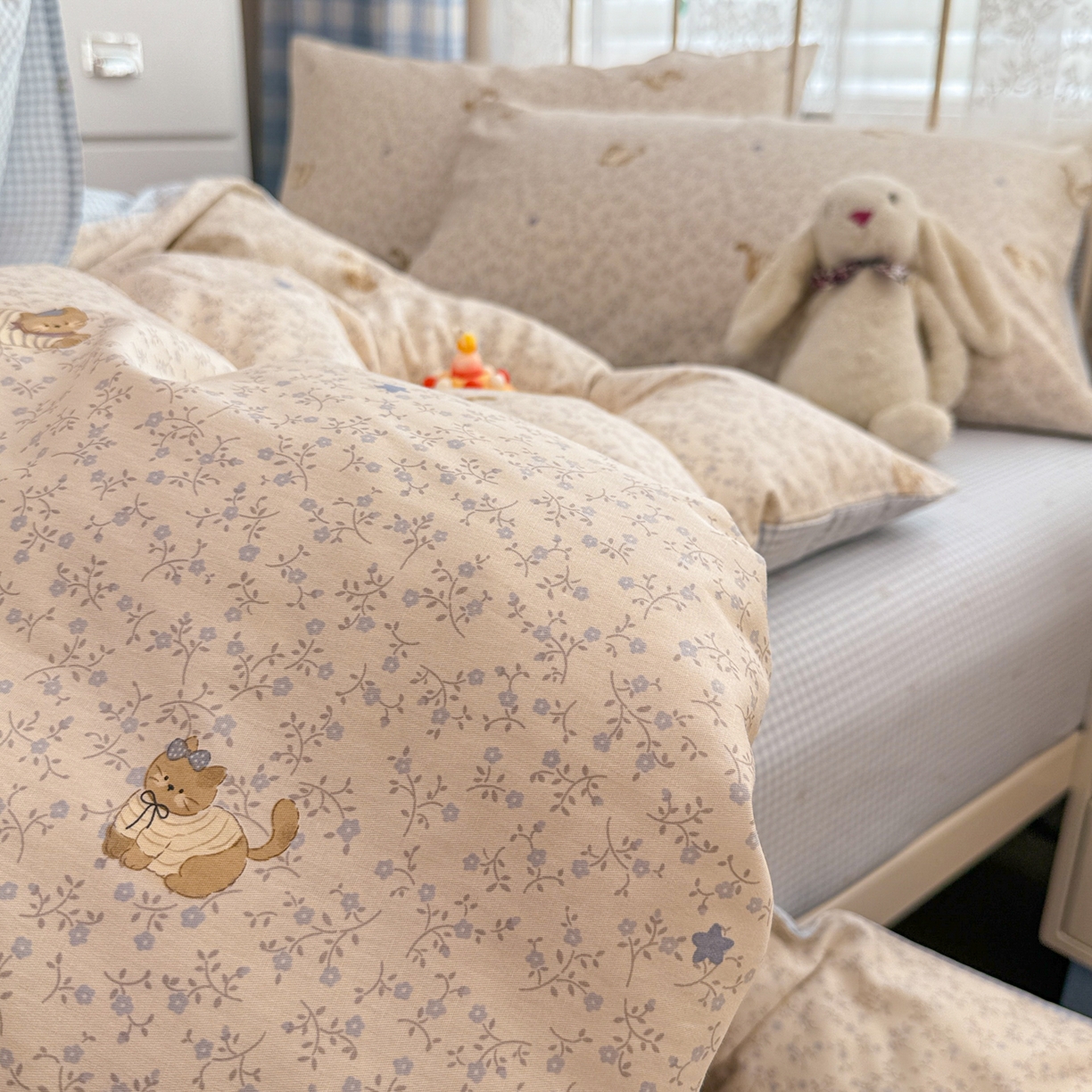 91家纺网 家纺一手货源 找家纺 简宜家居（朝初家纺） 2025新款12868全棉兔与花笺系列四件套 蓝花兔