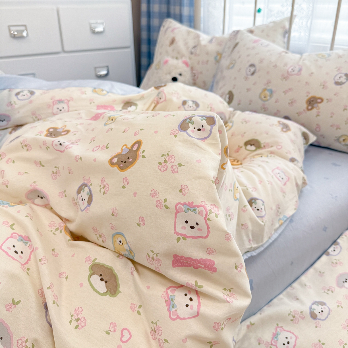 91家纺网 家纺一手货源 找家纺 简宜家居（朝初家纺） 2025新款12868全棉兔与花笺系列四件套 萌友聚会