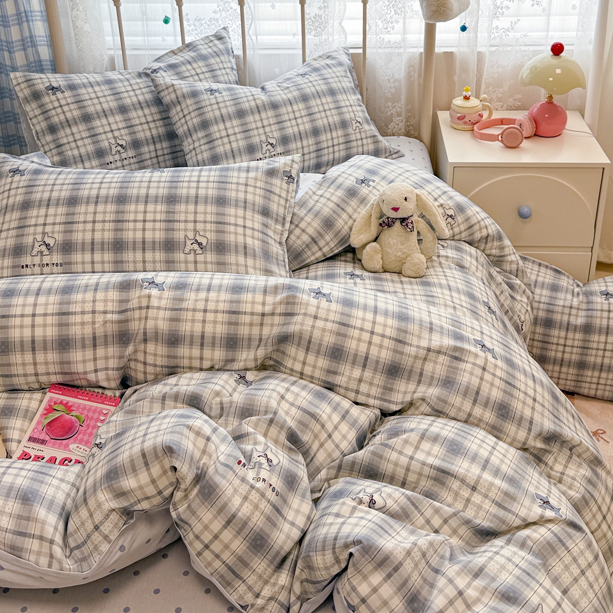 91家纺网 家纺一手货源 找家纺 简宜家居（朝初家纺） 2025新款12868全棉兔与花笺系列四件套 木马蓝格