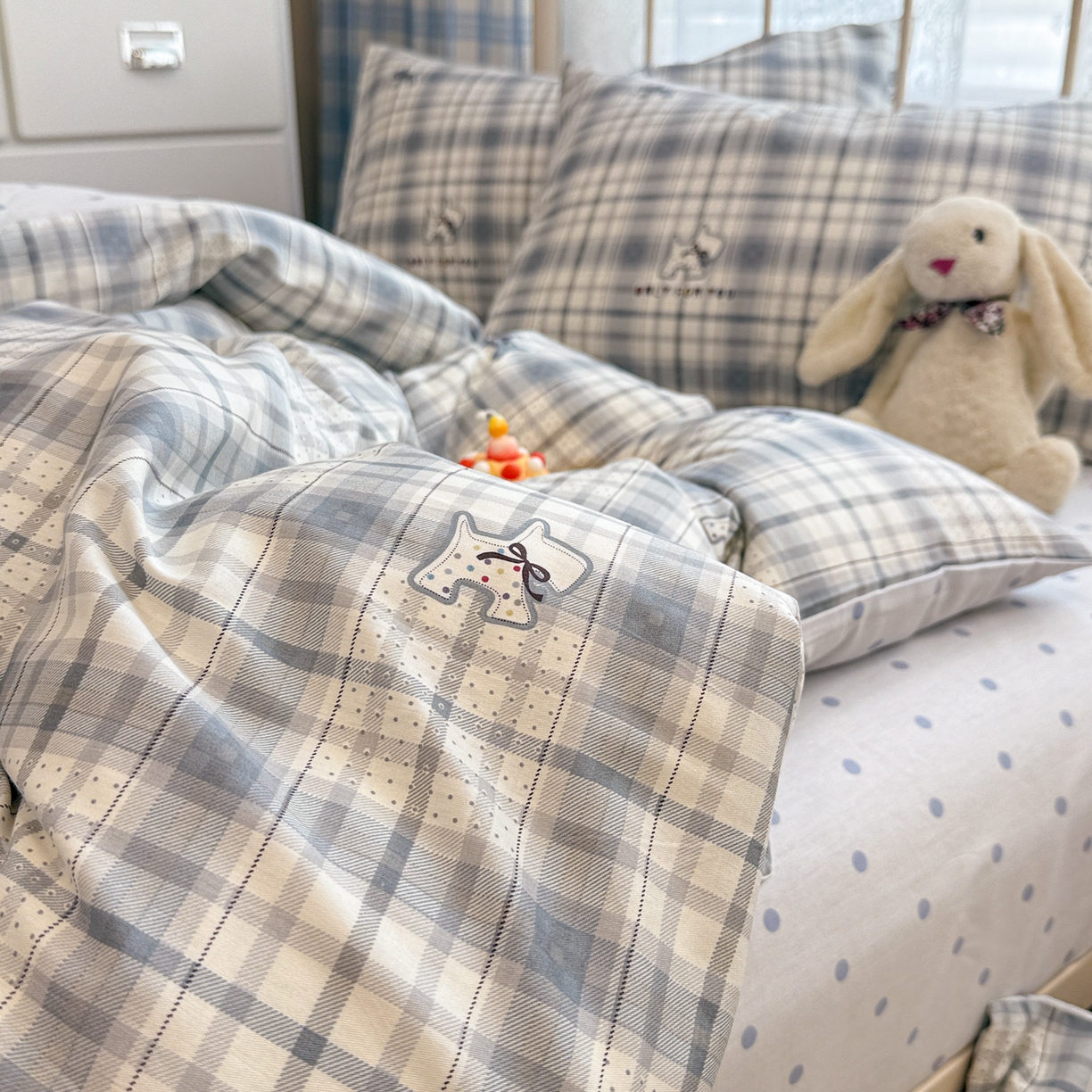 91家纺网 家纺一手货源 找家纺 简宜家居（朝初家纺） 2025新款12868全棉兔与花笺系列四件套 木马蓝格