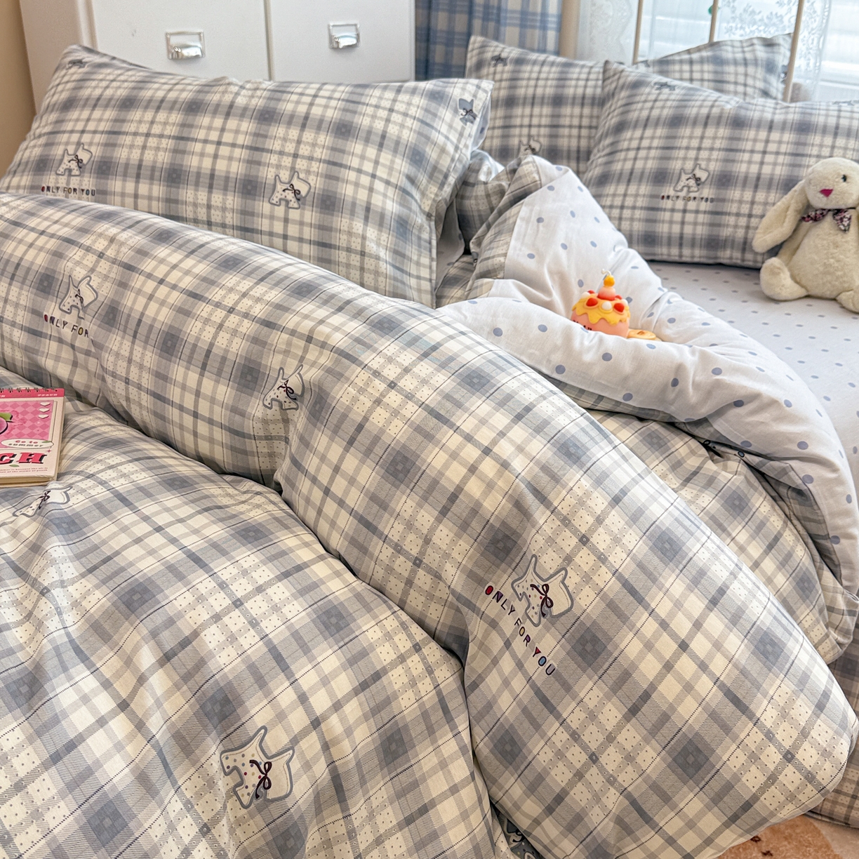 91家纺网 家纺一手货源 找家纺 简宜家居（朝初家纺） 2025新款12868全棉兔与花笺系列四件套 木马蓝格