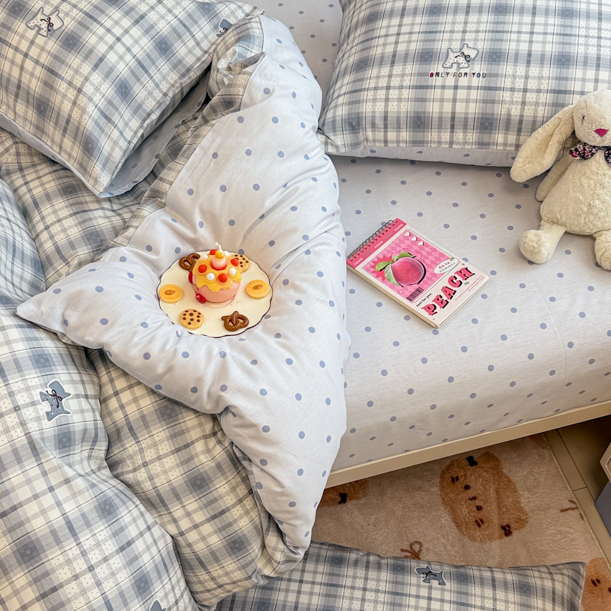 91家纺网 家纺一手货源 找家纺 简宜家居（朝初家纺） 2025新款12868全棉兔与花笺系列四件套 木马蓝格