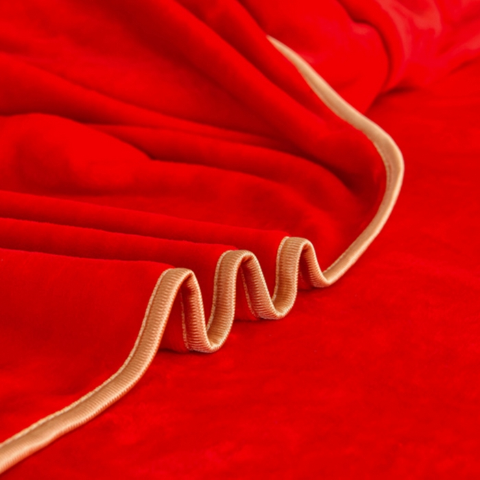 91家纺网 家纺一手货源 找家纺 居尚家纺 2025新款AB款加厚纯色牛奶绒绣花四件套大红色