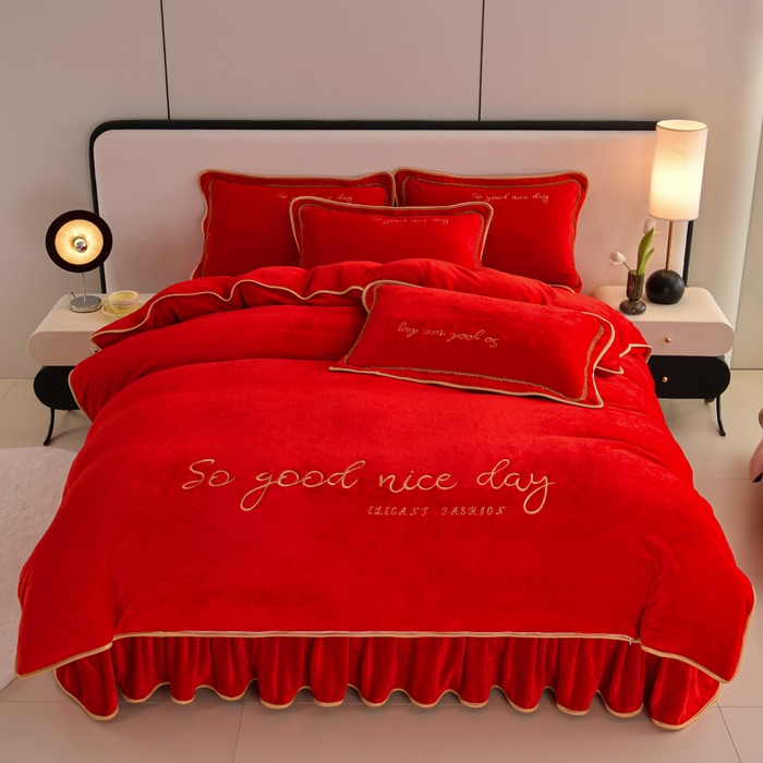 91家纺网 家纺一手货源 找家纺 居尚家纺 2025新款AB款加厚纯色牛奶绒绣花四件套大红色