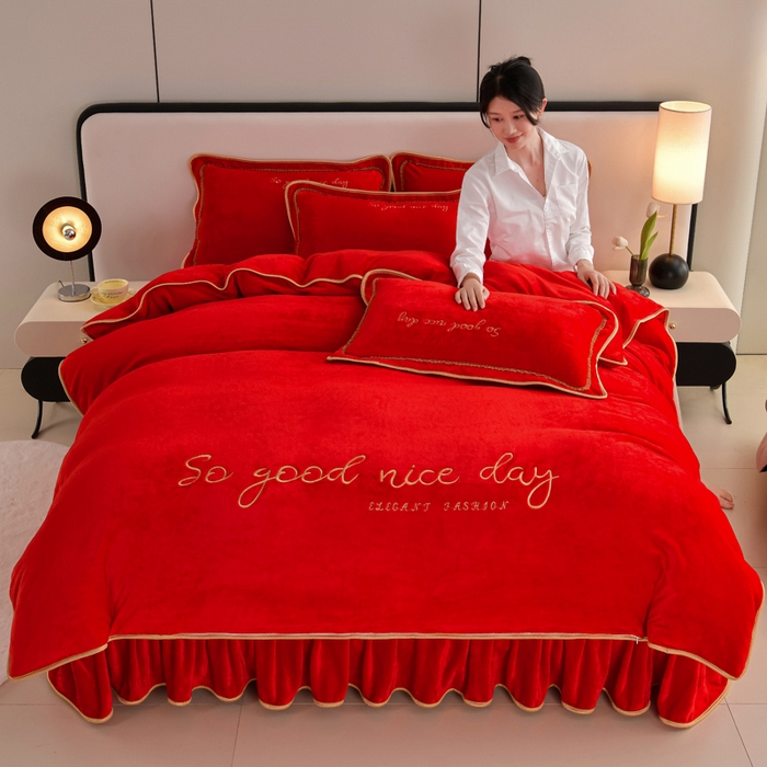 91家纺网 家纺一手货源 找家纺 居尚家纺 2025新款AB款加厚纯色牛奶绒绣花四件套大红色