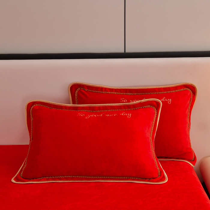 91家纺网 家纺一手货源 找家纺 居尚家纺 2025新款AB款加厚纯色牛奶绒绣花四件套大红色