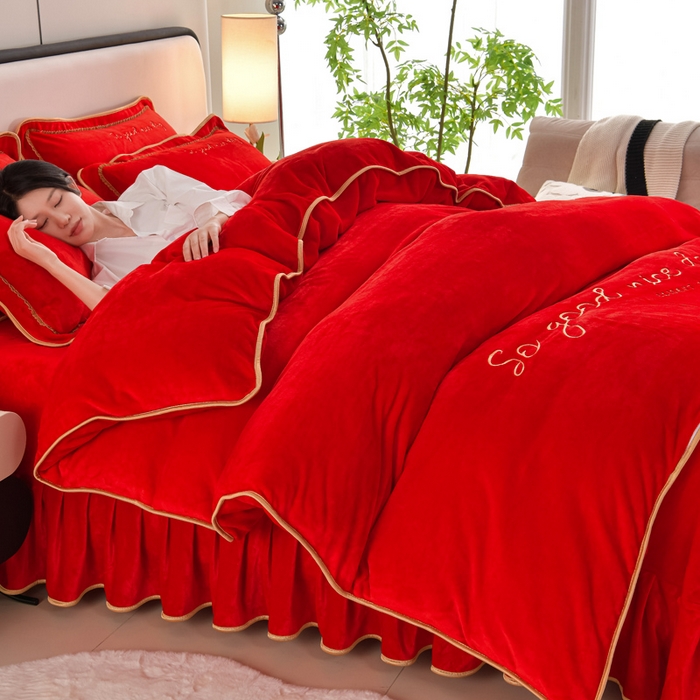 91家纺网 家纺一手货源 找家纺 居尚家纺 2025新款AB款加厚纯色牛奶绒绣花四件套大红色