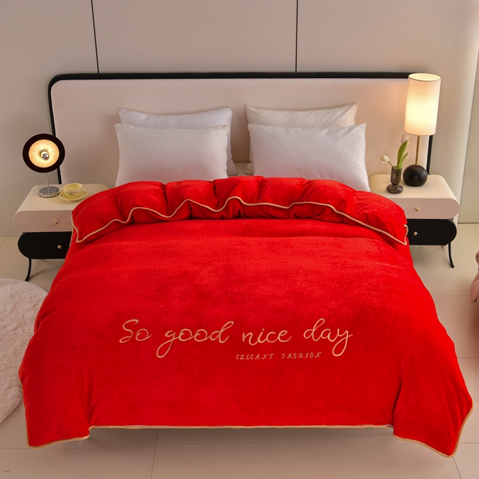 91家纺网 家纺一手货源 找家纺 居尚家纺 2025新款AB款加厚纯色牛奶绒绣花四件套大红色