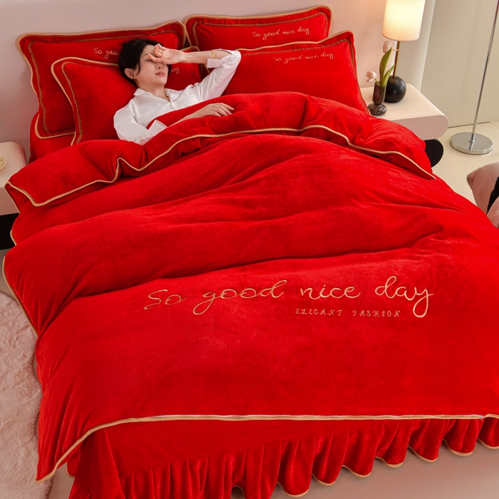 91家纺网 家纺一手货源 找家纺 居尚家纺 2025新款AB款加厚纯色牛奶绒绣花四件套大红色