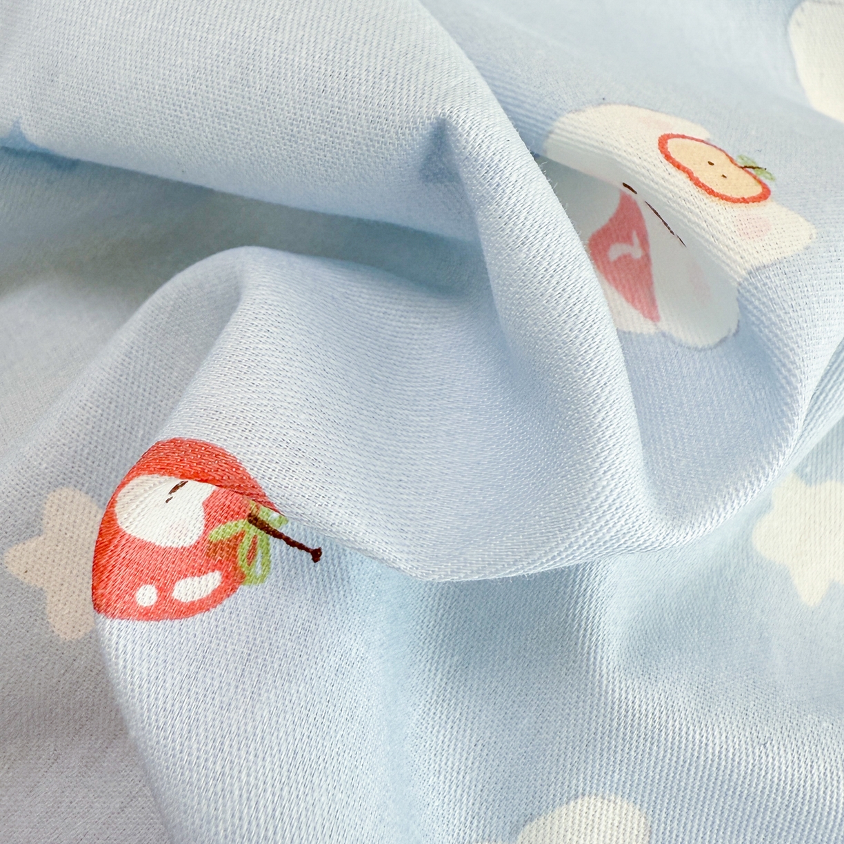 91家纺网 家纺一手货源 找家纺 简宜家居（朝初家纺） 2025新款12868全棉兔与花笺系列四件套 奶蓝熊语