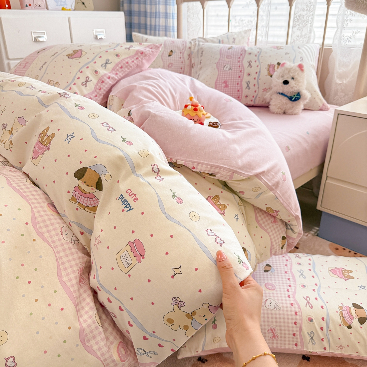 91家纺网 家纺一手货源 找家纺 简宜家居（朝初家纺） 2025新款12868全棉兔与花笺系列四件套 甜心萌犬