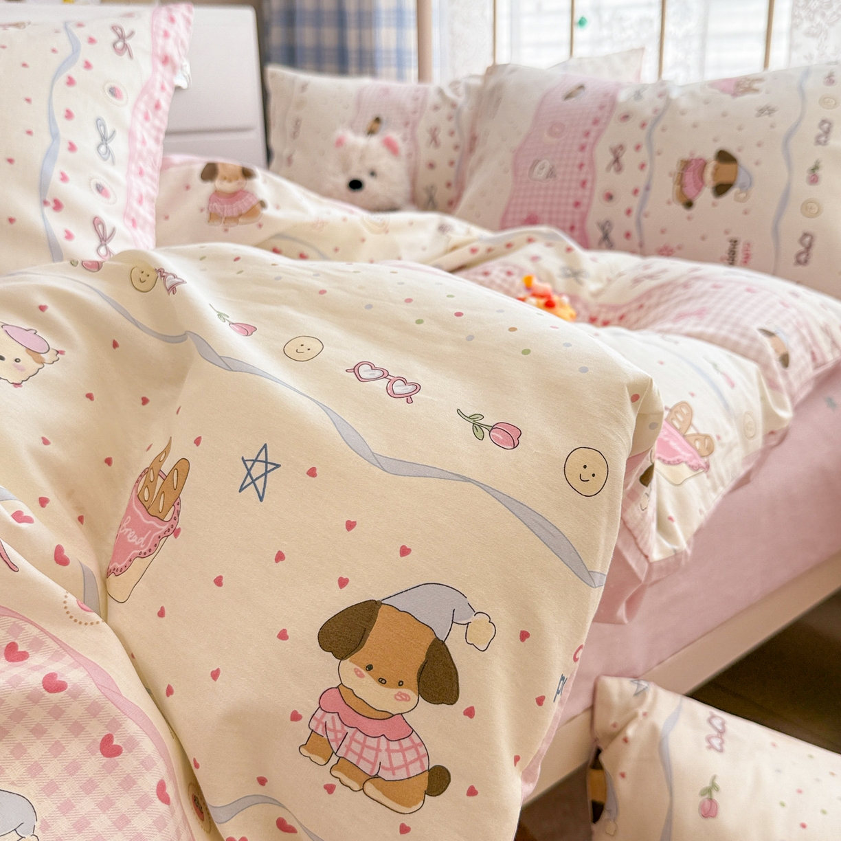 91家纺网 家纺一手货源 找家纺 简宜家居（朝初家纺） 2025新款12868全棉兔与花笺系列四件套 甜心萌犬