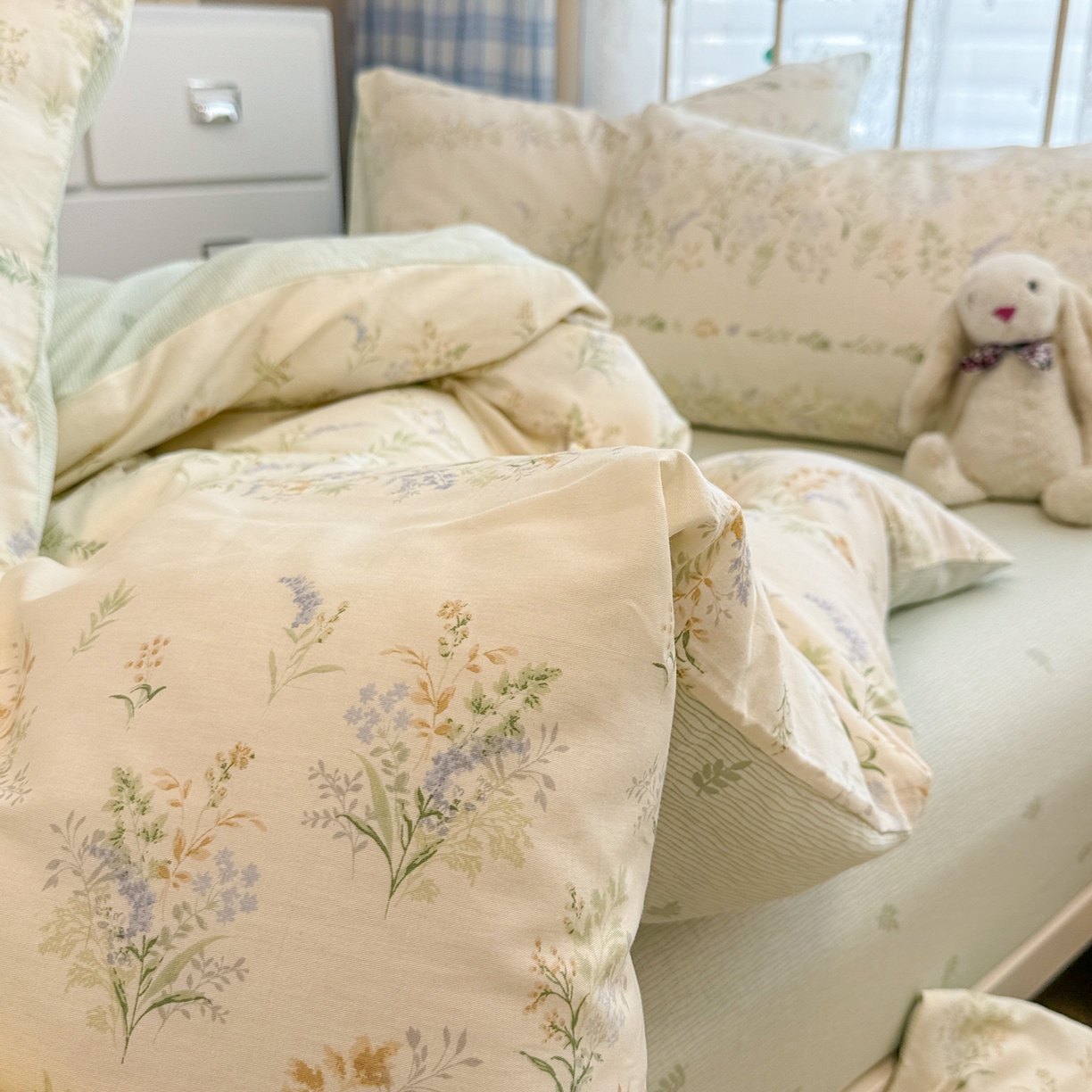 91家纺网 家纺一手货源 找家纺 简宜家居（朝初家纺） 2025新款12868全棉兔与花笺系列四件套 原野草木