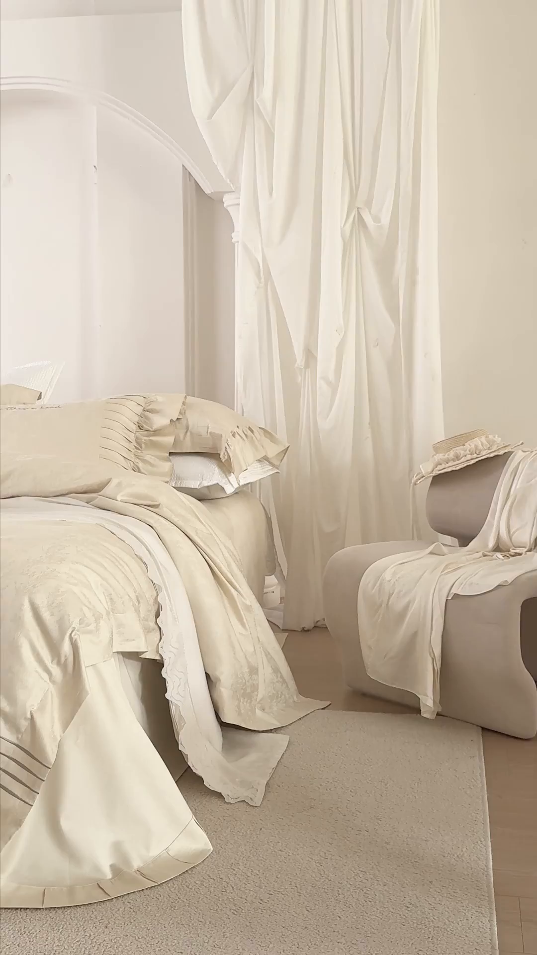 91家纺网 家纺一手货源 找家纺 诗黛尔 2025秋冬新款长绒棉提花绣花洛可可系列四件套 洛可可 浅米金