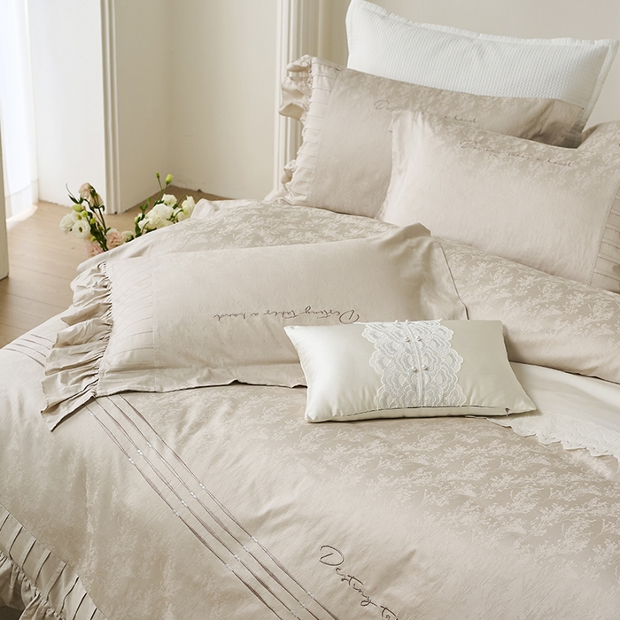 91家纺网 家纺一手货源 找家纺 诗黛尔 2025秋冬新款长绒棉提花绣花洛可可系列四件套 洛可可 梧桐色