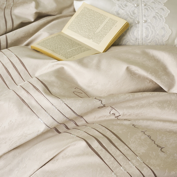 91家纺网 家纺一手货源 找家纺 诗黛尔 2025秋冬新款长绒棉提花绣花洛可可系列四件套 洛可可 梧桐色