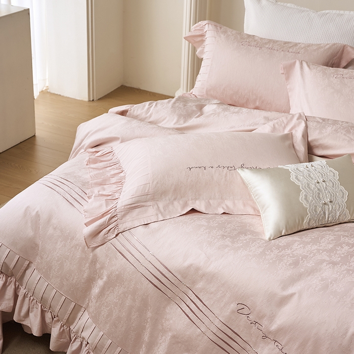 91家纺网 家纺一手货源 找家纺 诗黛尔 2025秋冬新款长绒棉提花绣花洛可可系列四件套 洛可可 新苏粉