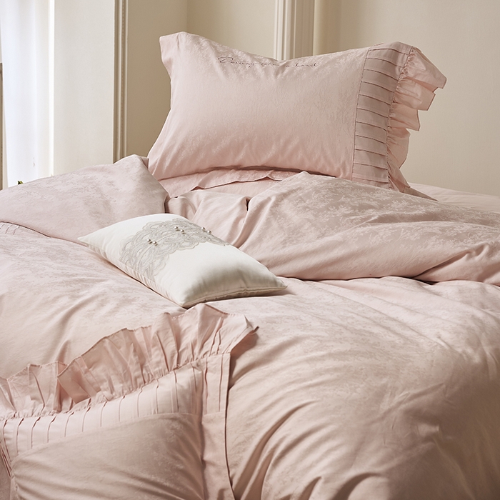 91家纺网 家纺一手货源 找家纺 诗黛尔 2025秋冬新款长绒棉提花绣花洛可可系列四件套 洛可可 新苏粉