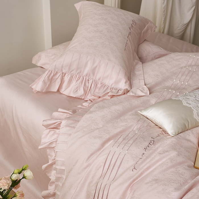 91家纺网 家纺一手货源 找家纺 诗黛尔 2025秋冬新款长绒棉提花绣花洛可可系列四件套 洛可可 新苏粉