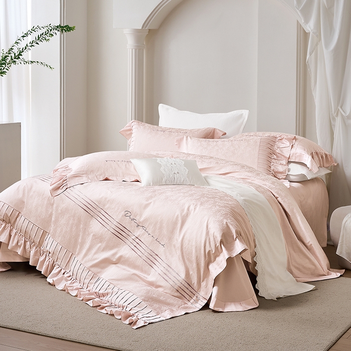 91家纺网 家纺一手货源 找家纺 诗黛尔 2025秋冬新款长绒棉提花绣花洛可可系列四件套 洛可可 新苏粉