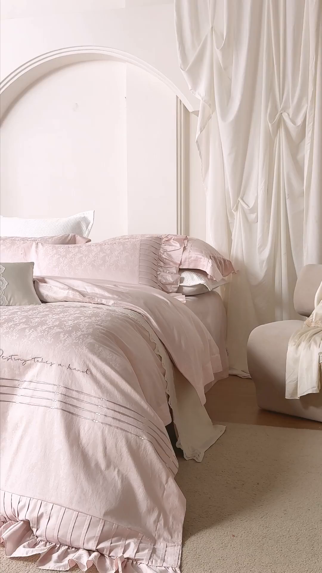 91家纺网 家纺一手货源 找家纺 诗黛尔 2025秋冬新款长绒棉提花绣花洛可可系列四件套 洛可可 新苏粉