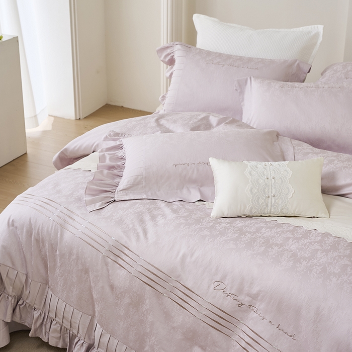 91家纺网 家纺一手货源 找家纺 诗黛尔 2025秋冬新款长绒棉提花绣花洛可可系列四件套 洛可可圣女紫