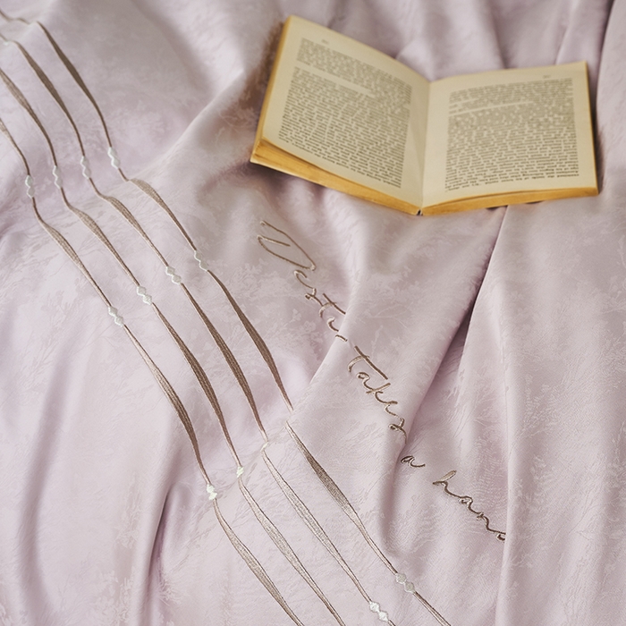 91家纺网 家纺一手货源 找家纺 诗黛尔 2025秋冬新款长绒棉提花绣花洛可可系列四件套 洛可可圣女紫