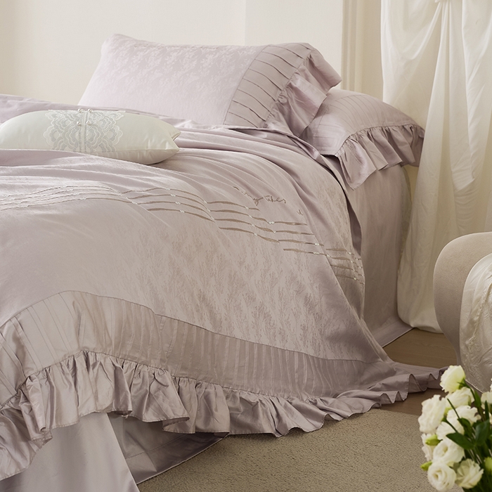 91家纺网 家纺一手货源 找家纺 诗黛尔 2025秋冬新款长绒棉提花绣花洛可可系列四件套 洛可可圣女紫