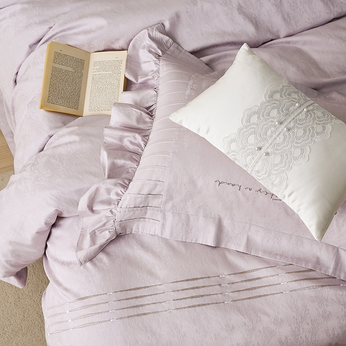 91家纺网 家纺一手货源 找家纺 诗黛尔 2025秋冬新款长绒棉提花绣花洛可可系列四件套 洛可可圣女紫