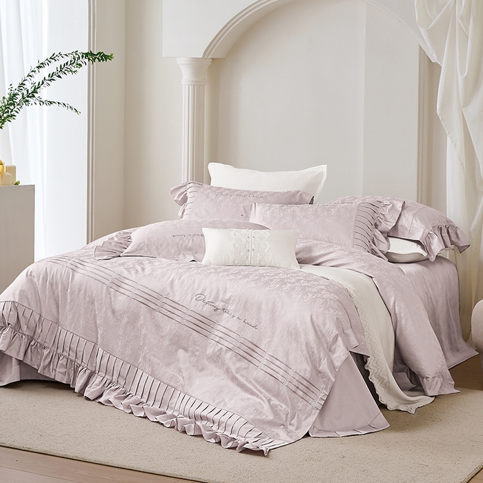 91家纺网 家纺一手货源 找家纺 诗黛尔 2025秋冬新款长绒棉提花绣花洛可可系列四件套 洛可可圣女紫