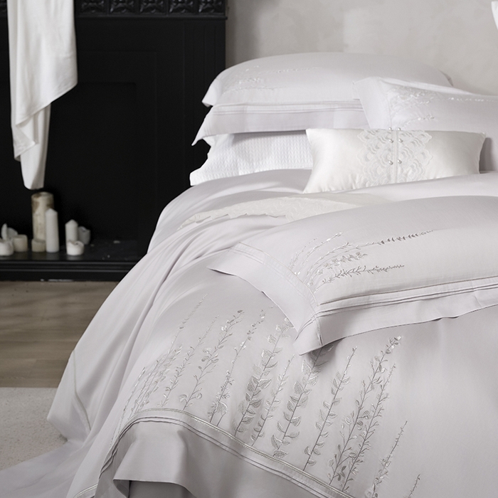 91家纺网 家纺一手货源 找家纺 诗黛尔 2025秋冬新款长绒棉绣花漫枝系列四件套 漫枝-浅云灰